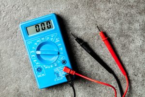 Sử dụng đồng hồ vạn năng để kiểm tra điện áp
