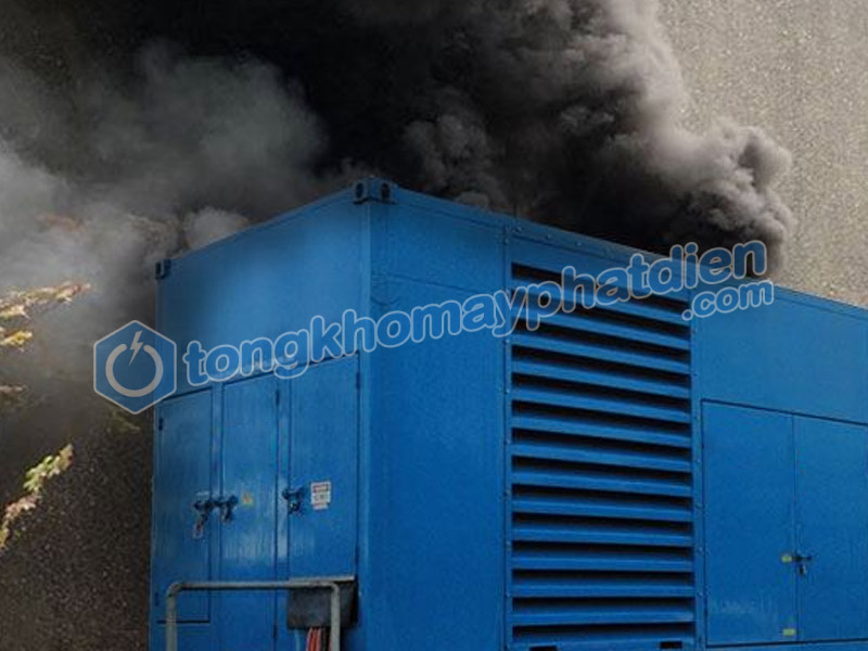Máy phát điện công nghiệp hoạt động nhưng thải khói đen hoặc khói trắng
