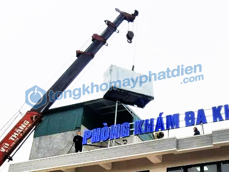 Cẩu chuyên dụng đưa máy phát điện Benzen Power lên vị trí lắp đặt trên nóc tòa nhà cao tầng